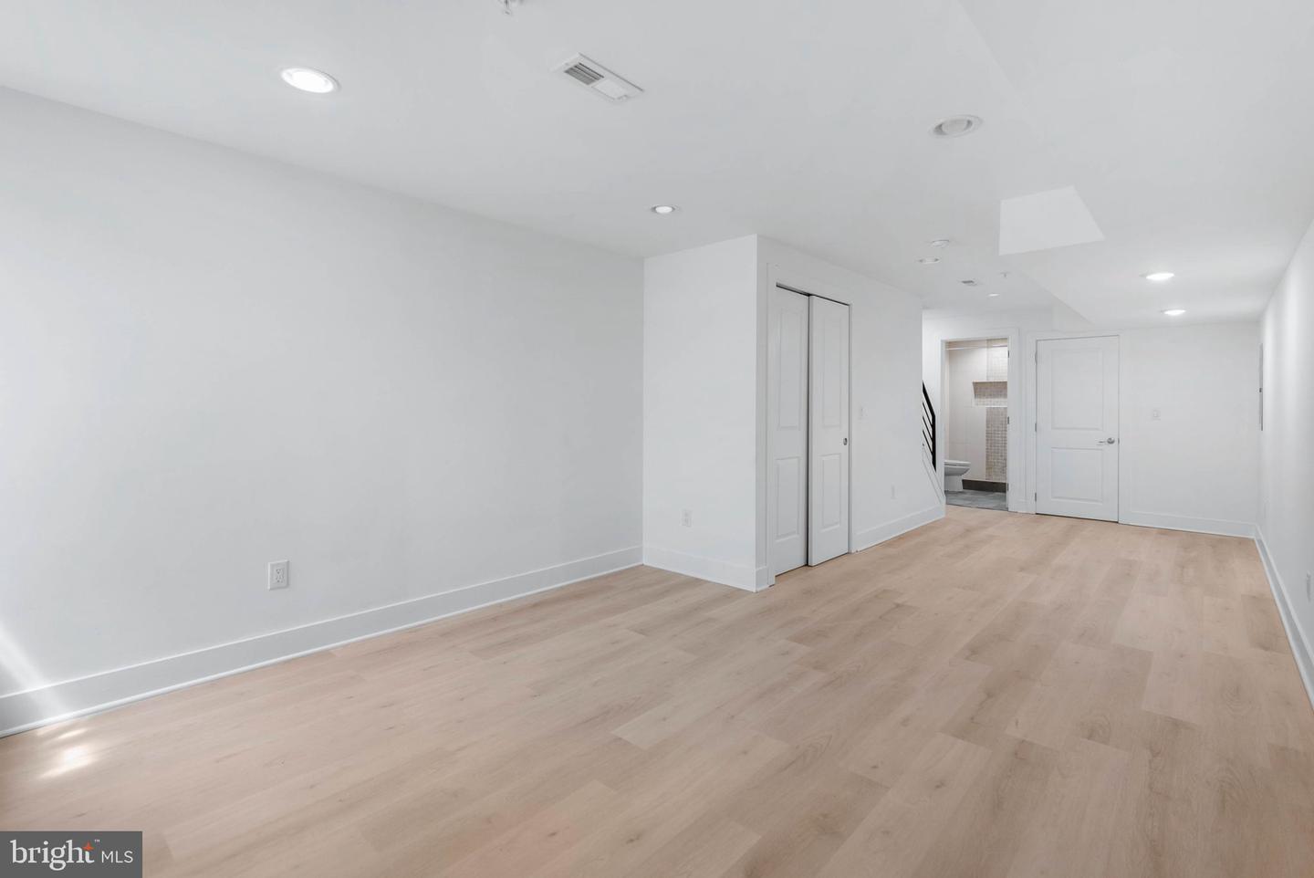 2242 N Howard St Property Photo 10