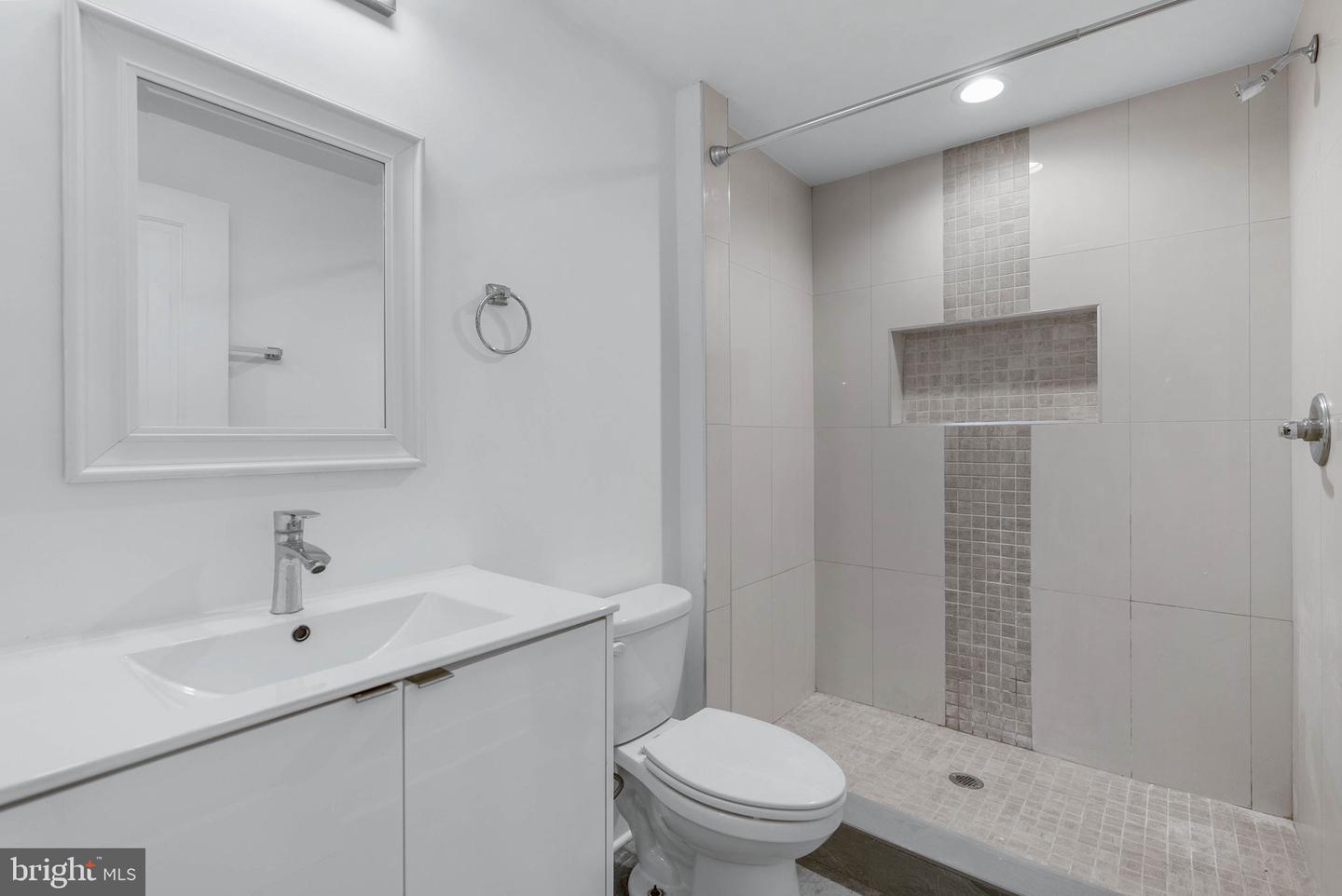 2242 N Howard St Property Photo 11