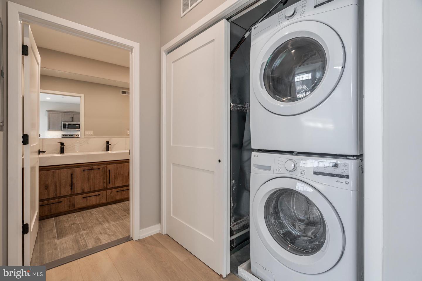 2401 Washington Ave #4c Property Photo 6