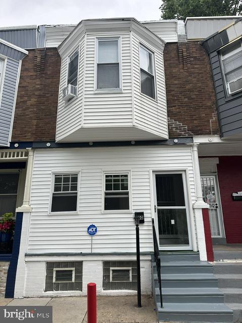 250 N PEACH ST Property Photo 1