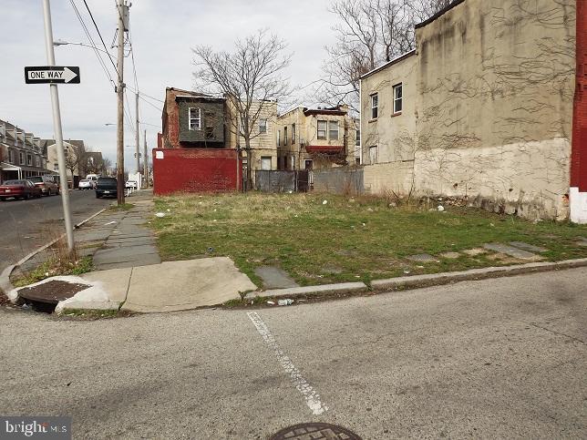 2241 Page St Property Photo 2