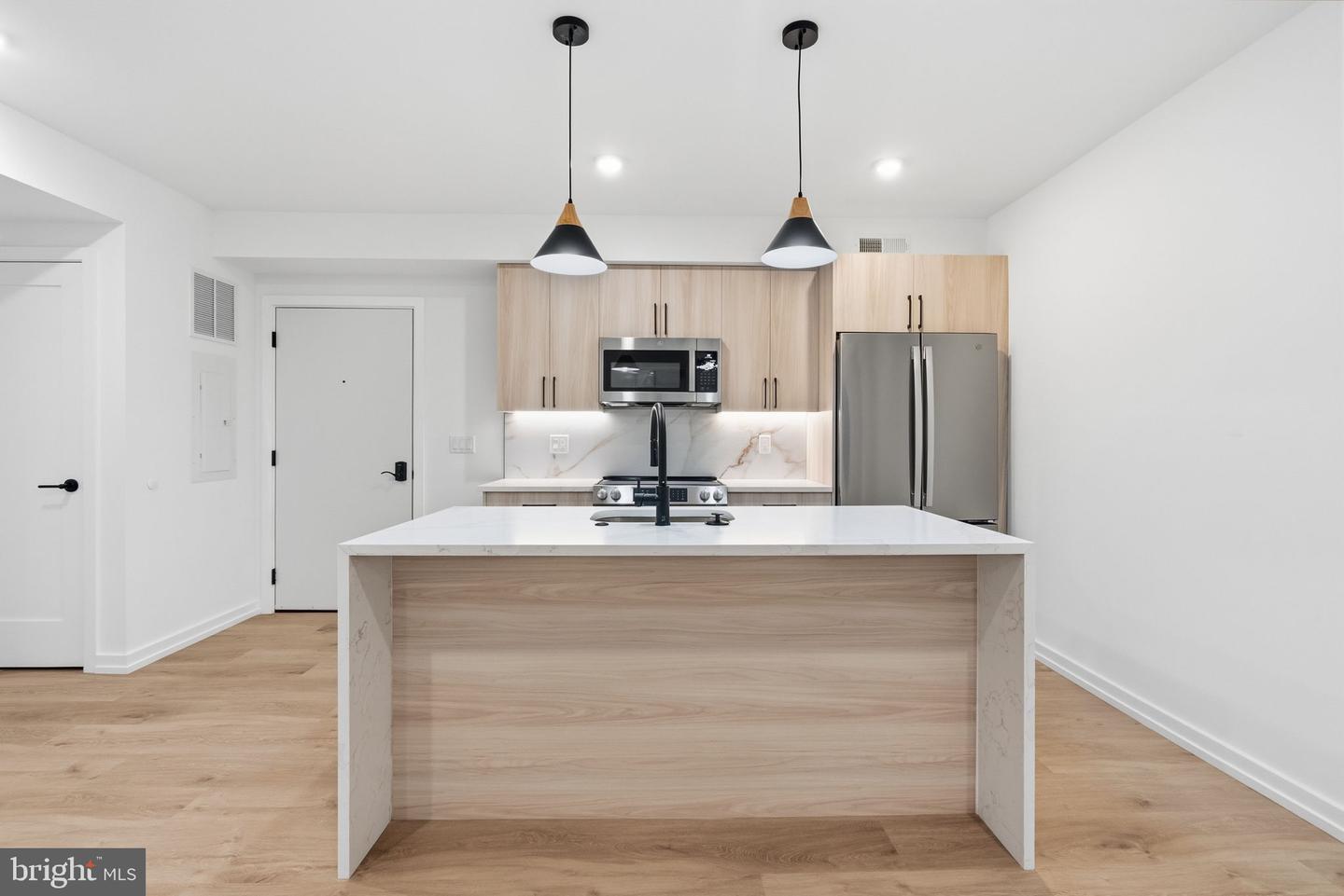 208 VINE ST #3F Property Photo 1