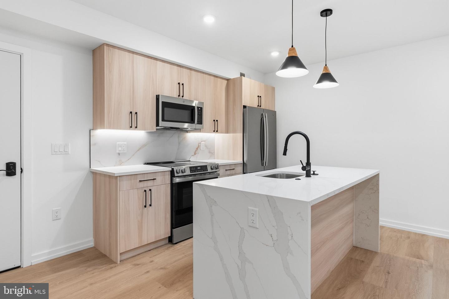 208 Vine St #3f Property Photo 6