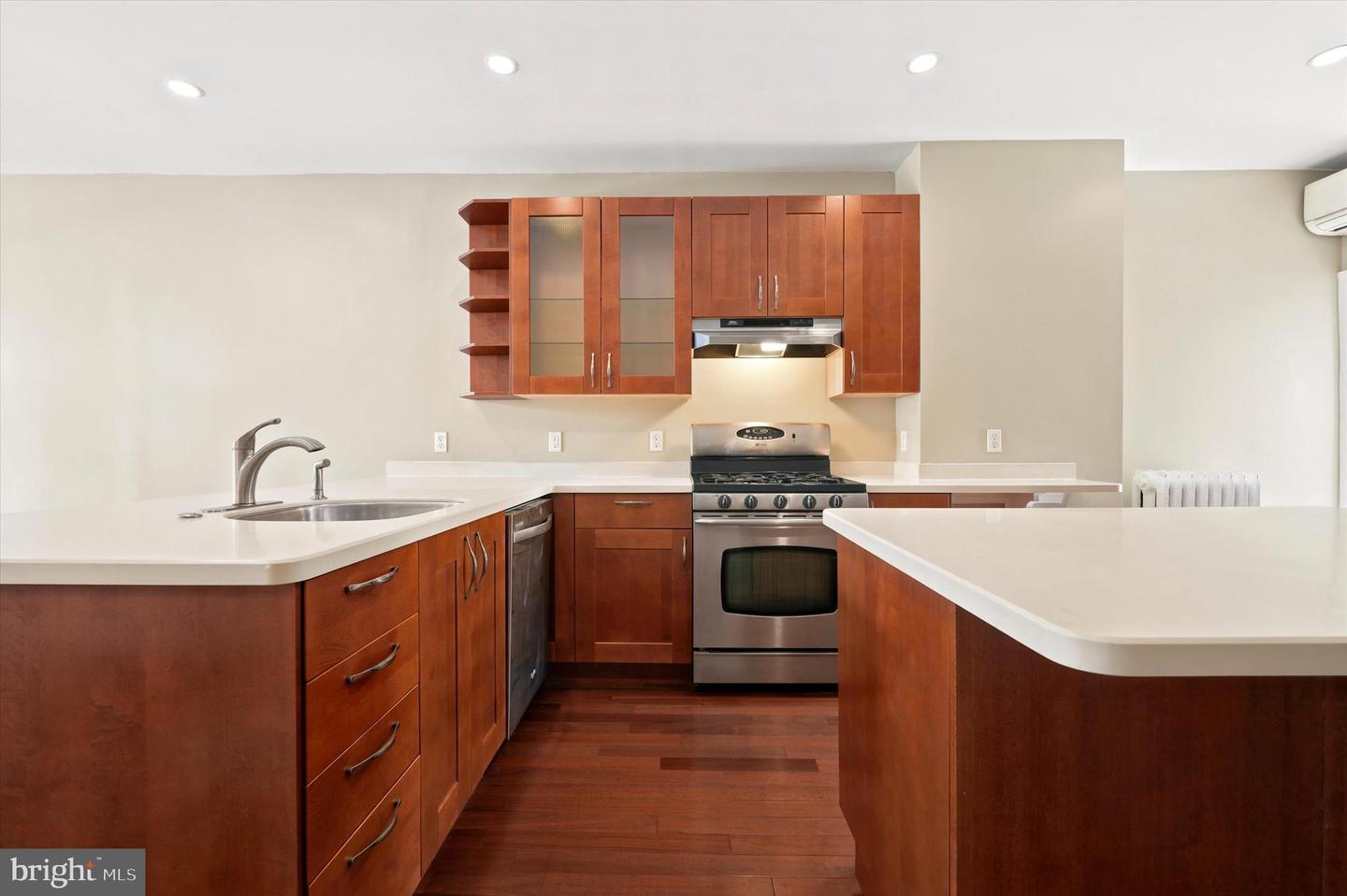 2320 Lombard St Property Photo 7