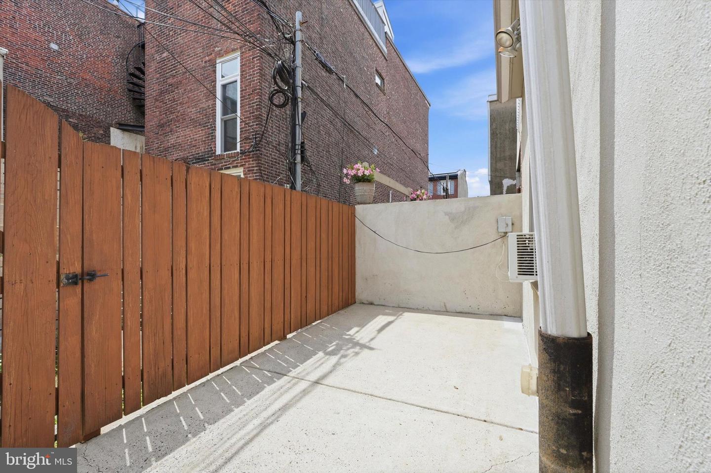 2320 Lombard St Property Photo 28