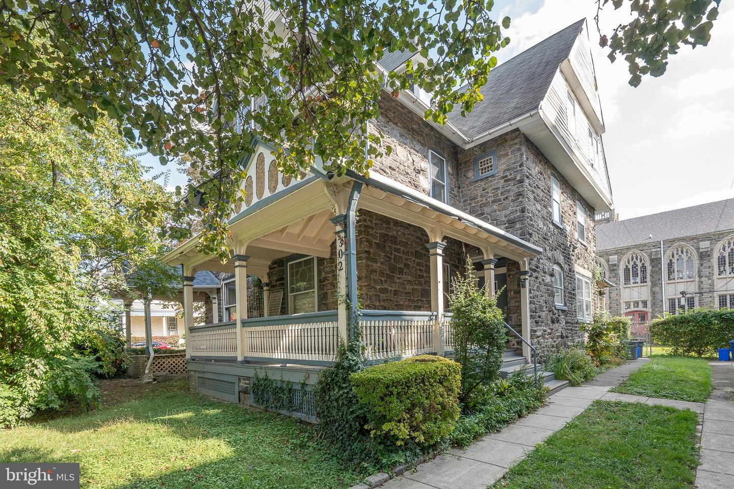 302 W School House Ln Property Photo 1