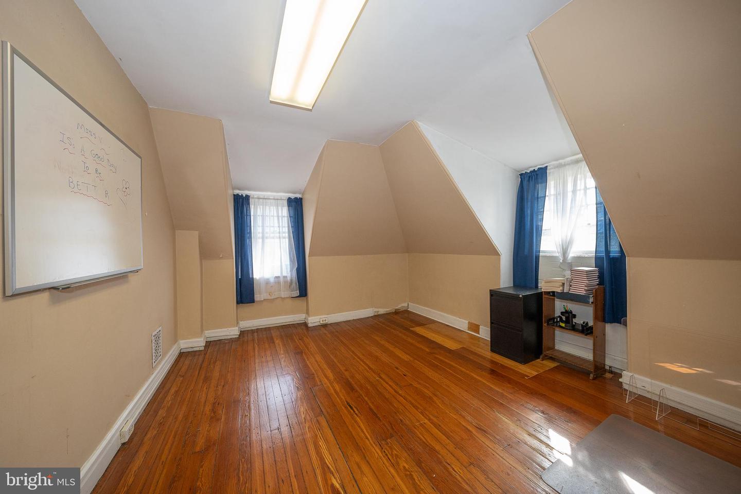 302 W School House Ln Property Photo 5