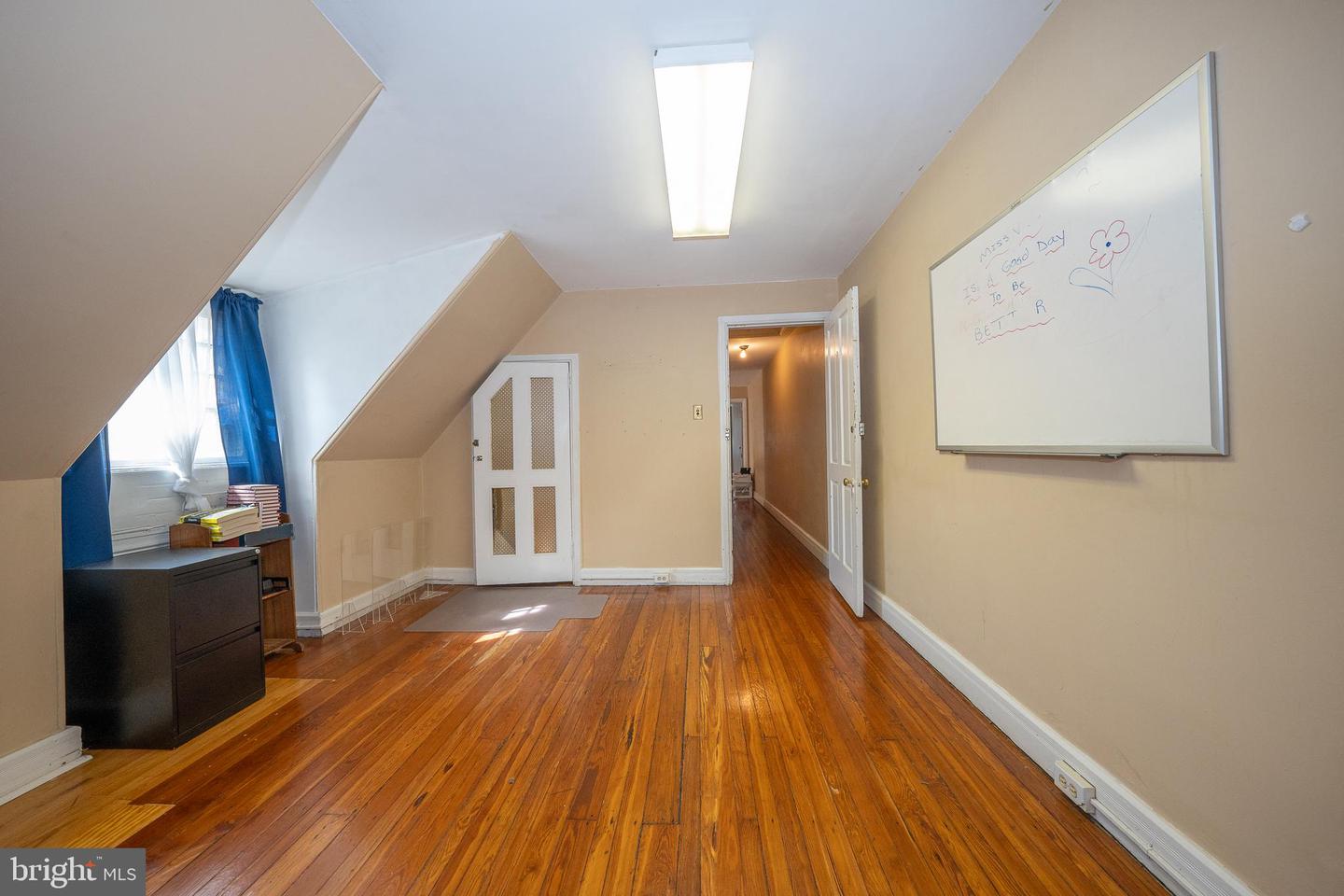 302 W School House Ln Property Photo 6