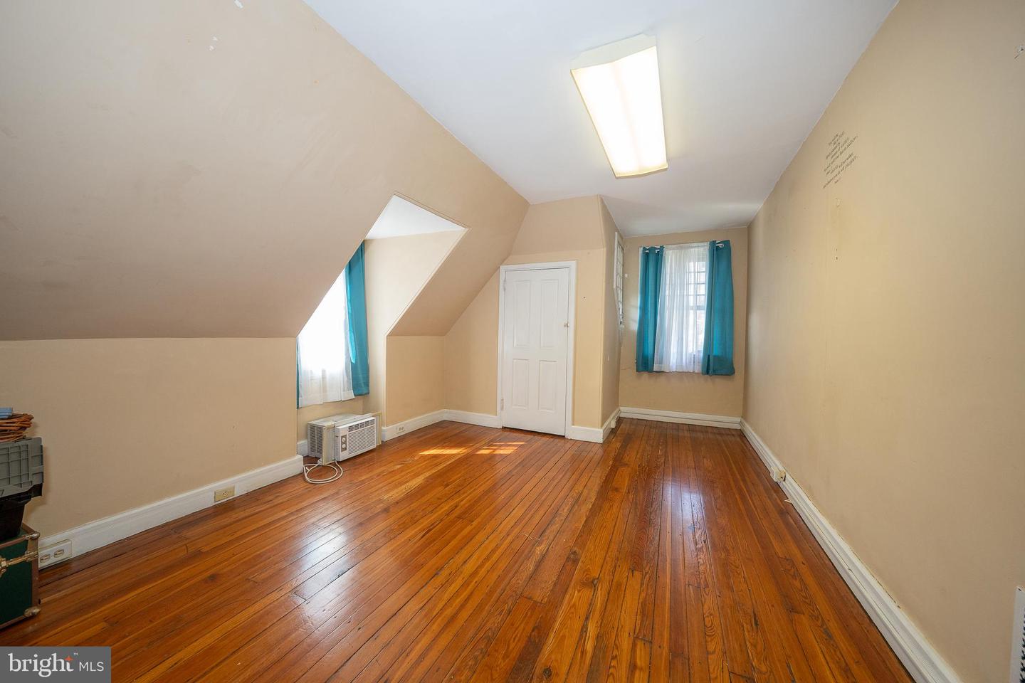 302 W School House Ln Property Photo 7