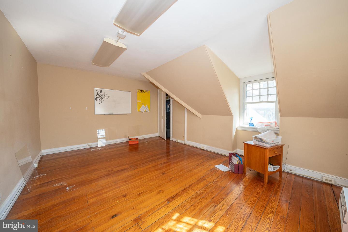 302 W School House Ln Property Photo 9