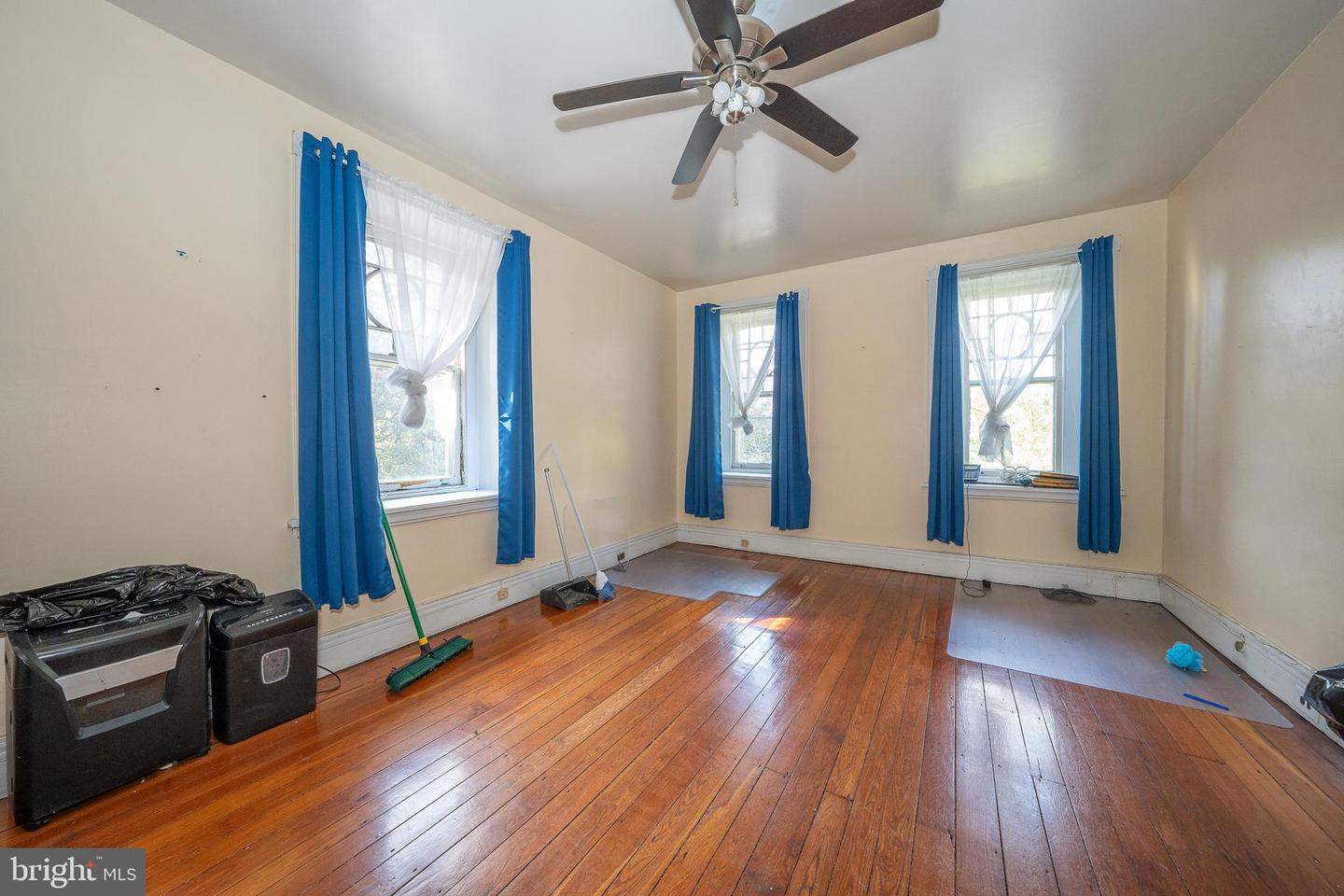 302 W School House Ln Property Photo 13