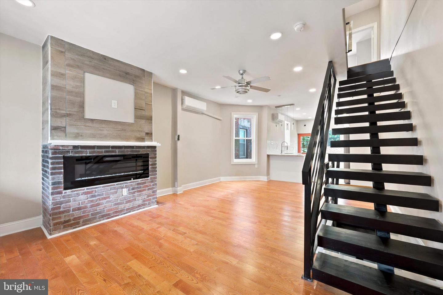 5439 Regent St Property Photo 1