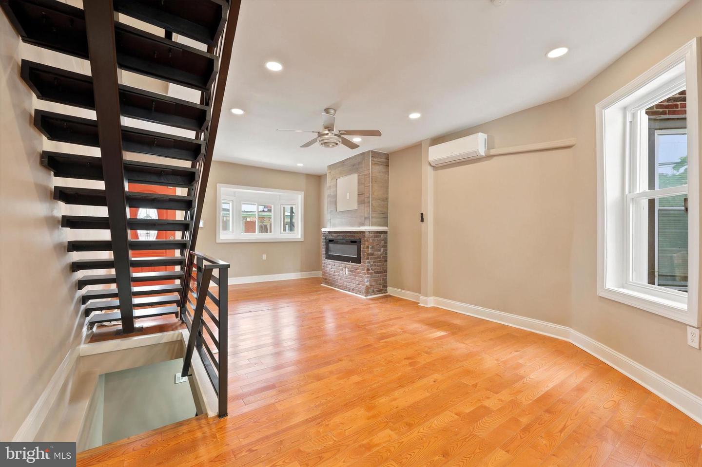 5439 Regent St Property Photo 3