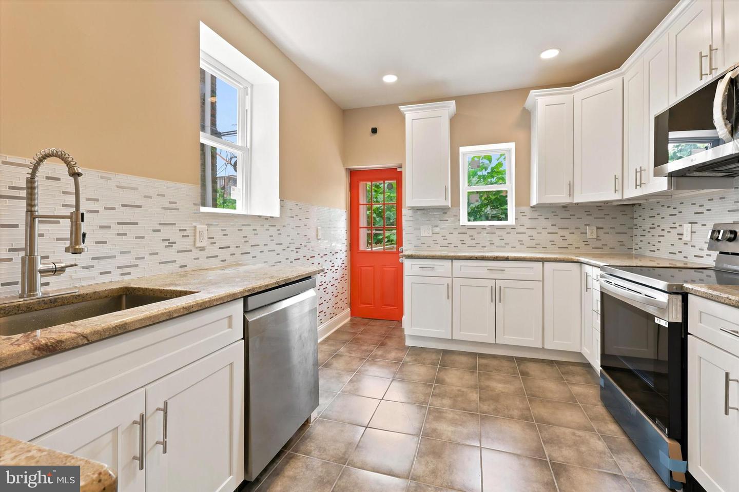 5439 Regent St Property Photo 4