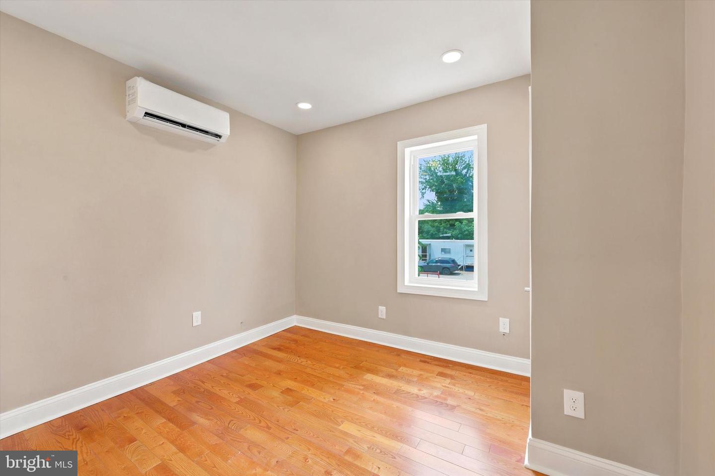 5439 Regent St Property Photo 9
