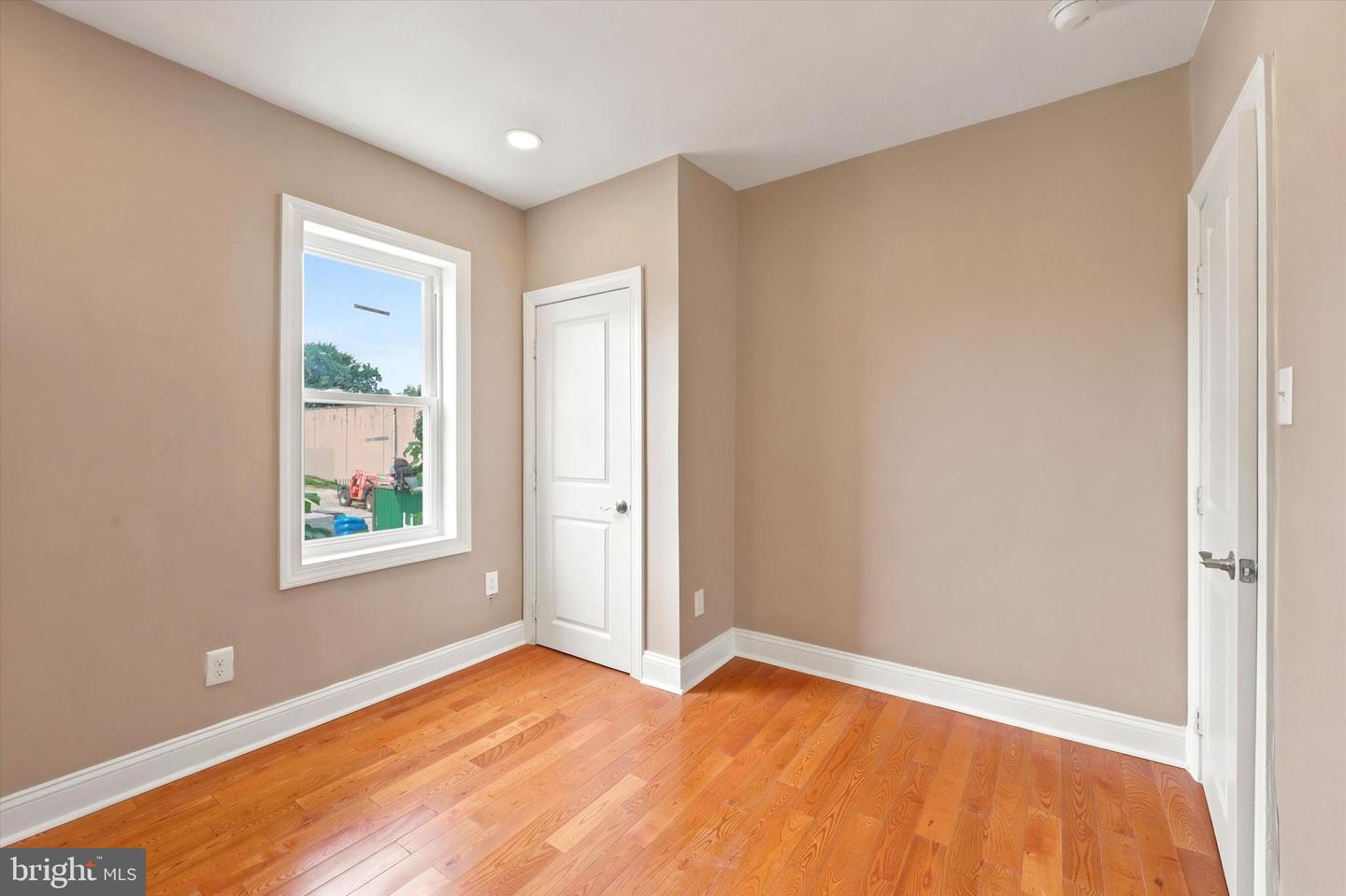 5439 Regent St Property Photo 10