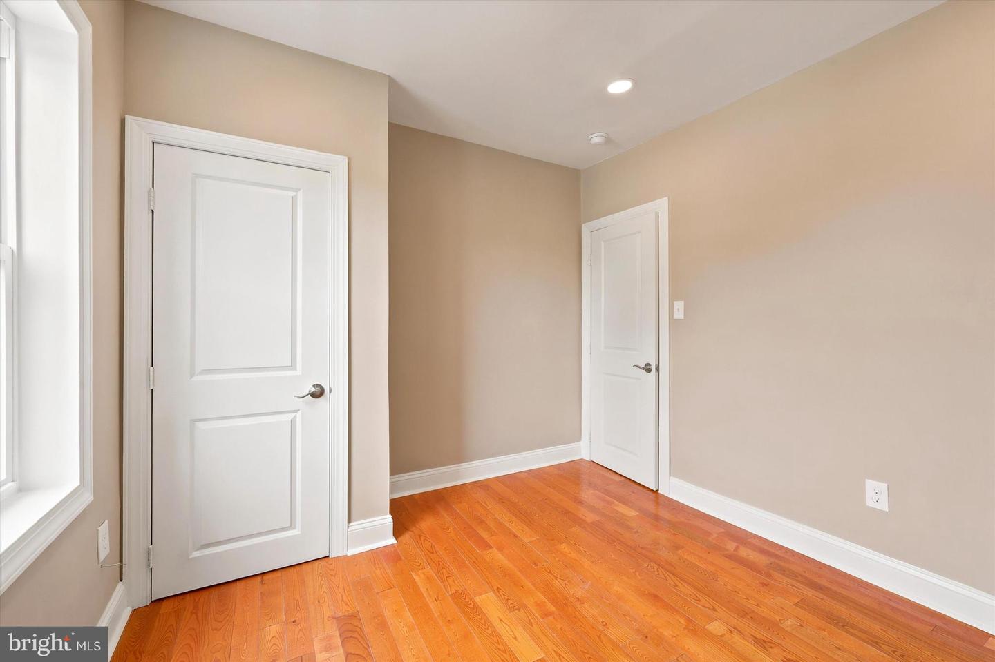5439 Regent St Property Photo 11