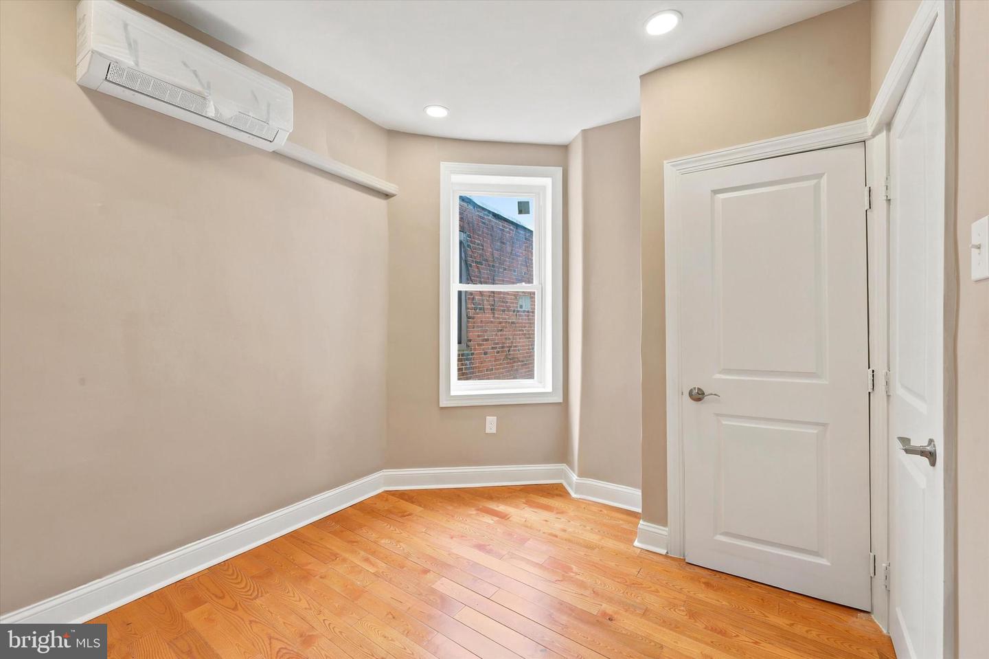 5439 Regent St Property Photo 13