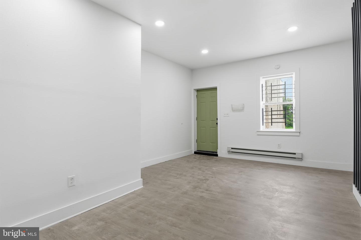 2357 N Beechwood St Property Photo 4