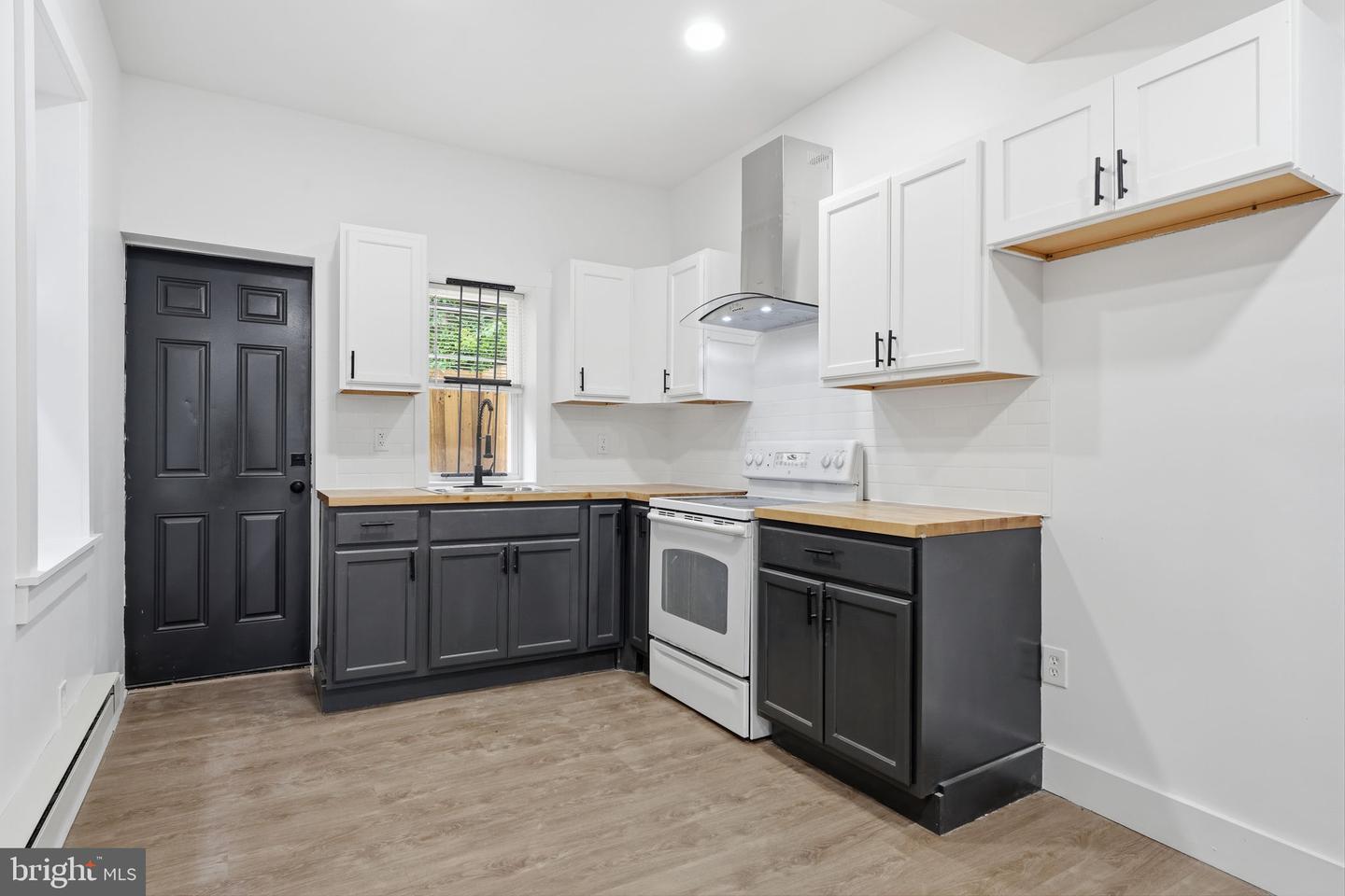 2357 N Beechwood St Property Photo 6