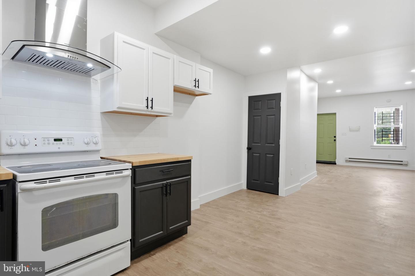 2357 N Beechwood St Property Photo 8