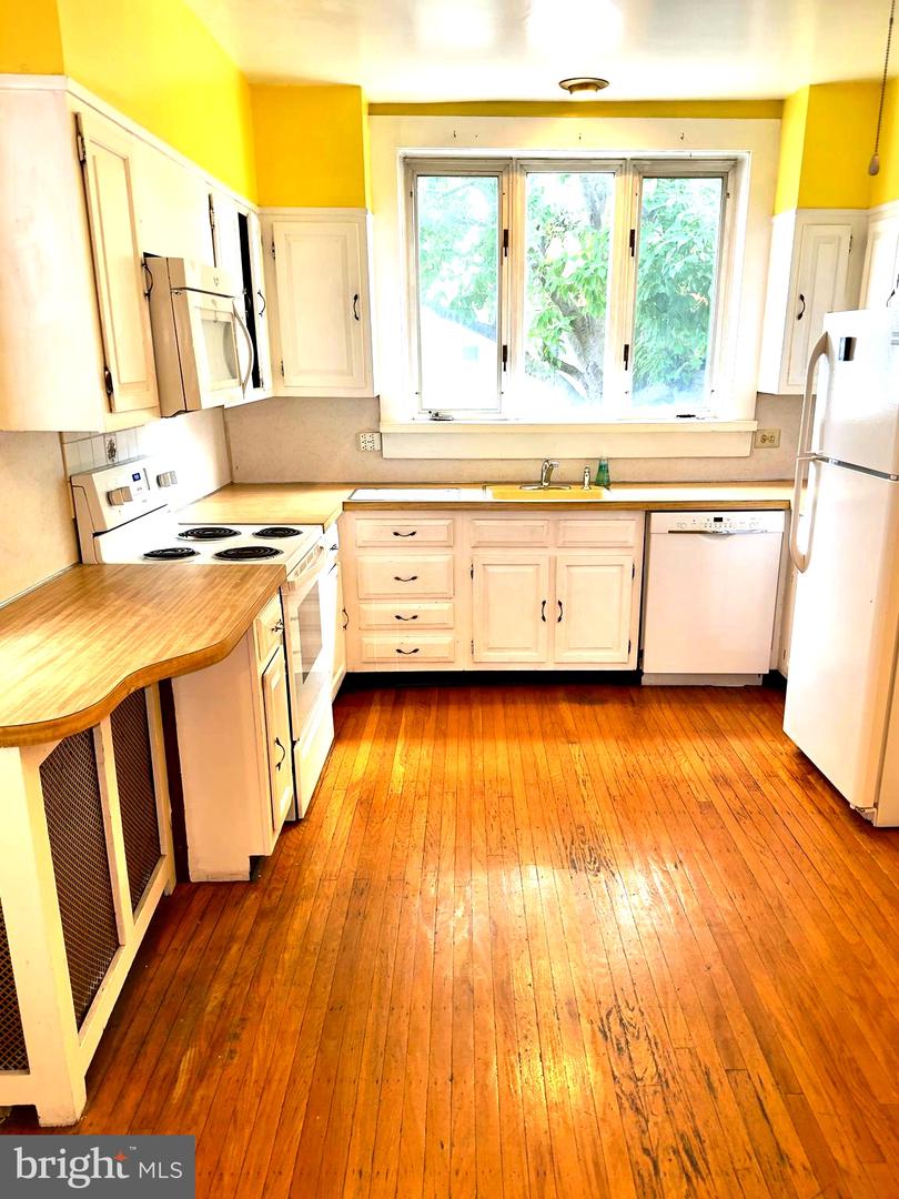 653 Gerhard St Property Photo 7