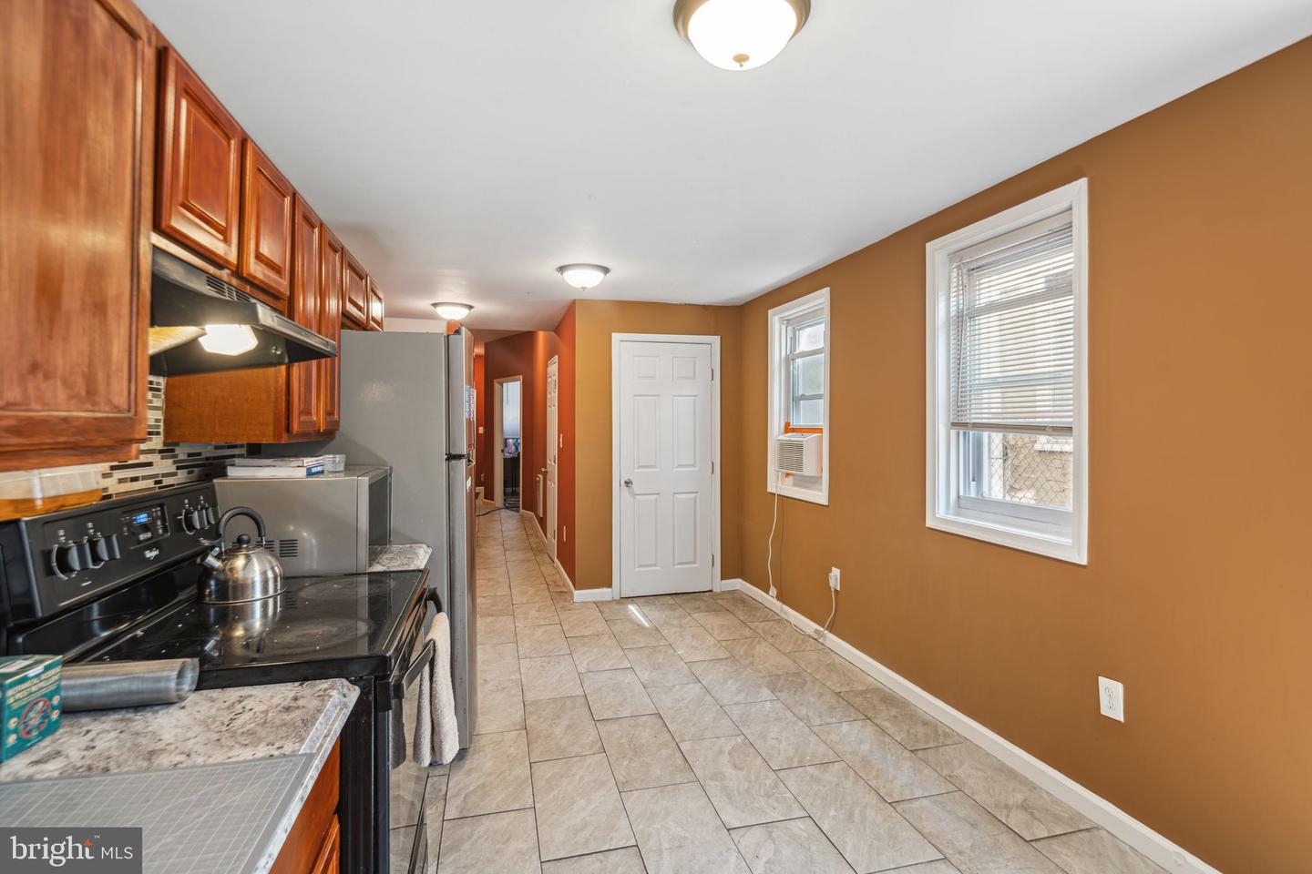 1612 Fontain St Property Photo 3