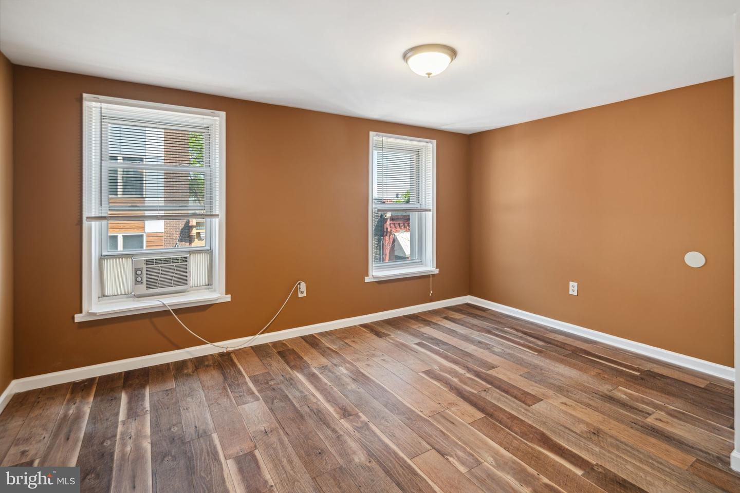 1612 Fontain St Property Photo 4