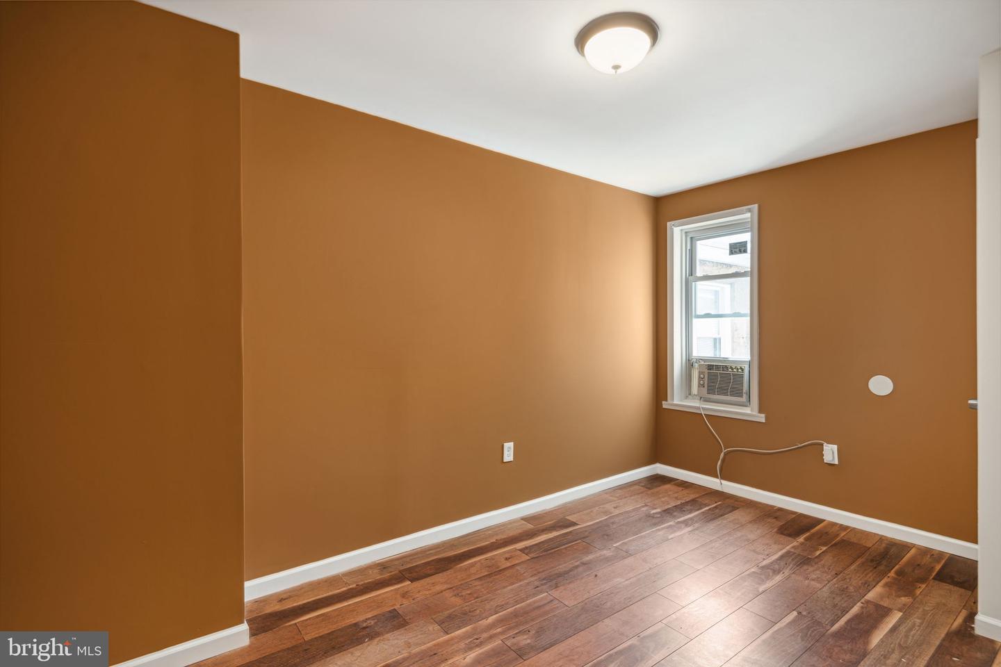 1612 Fontain St Property Photo 5
