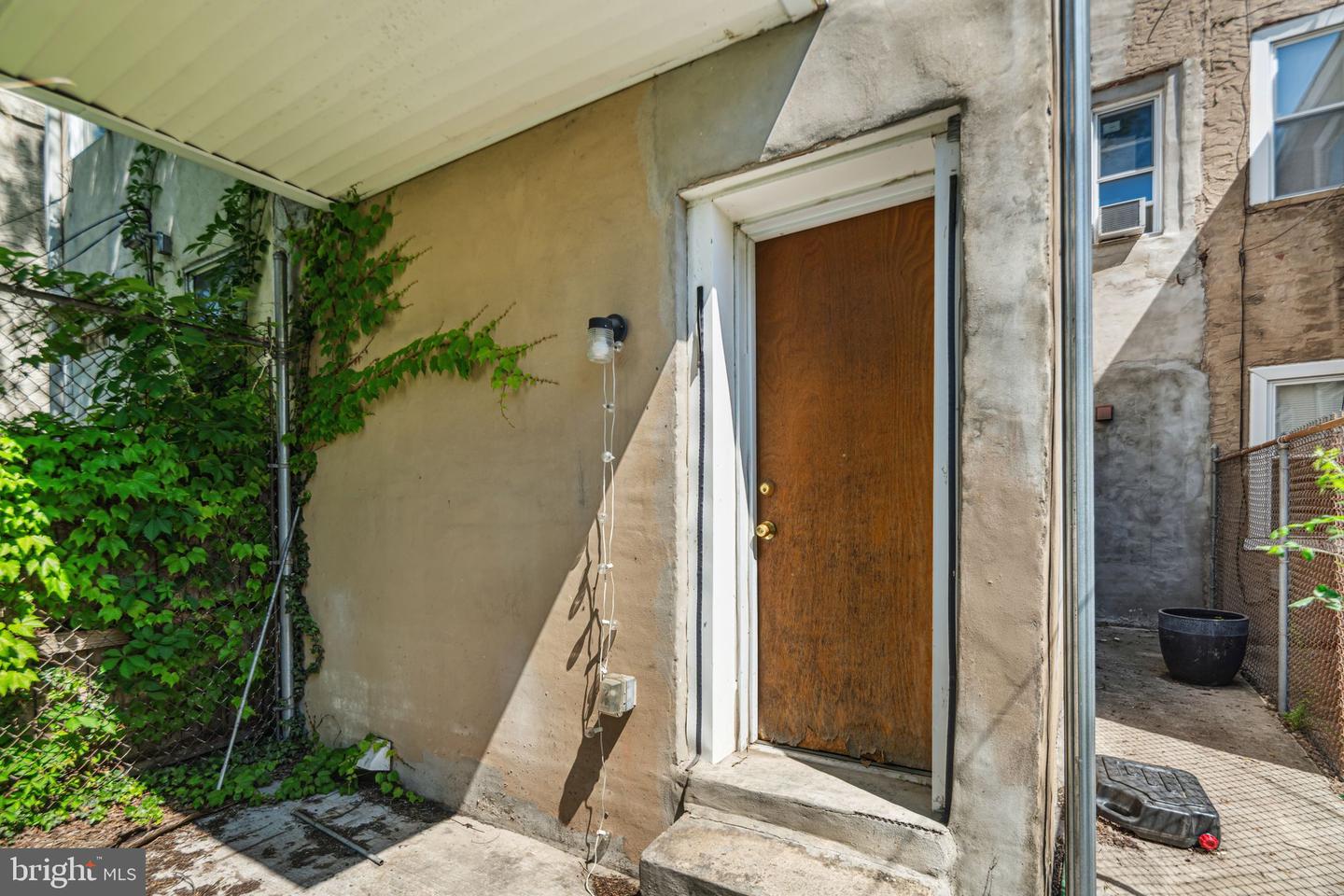 1612 Fontain St Property Photo 18