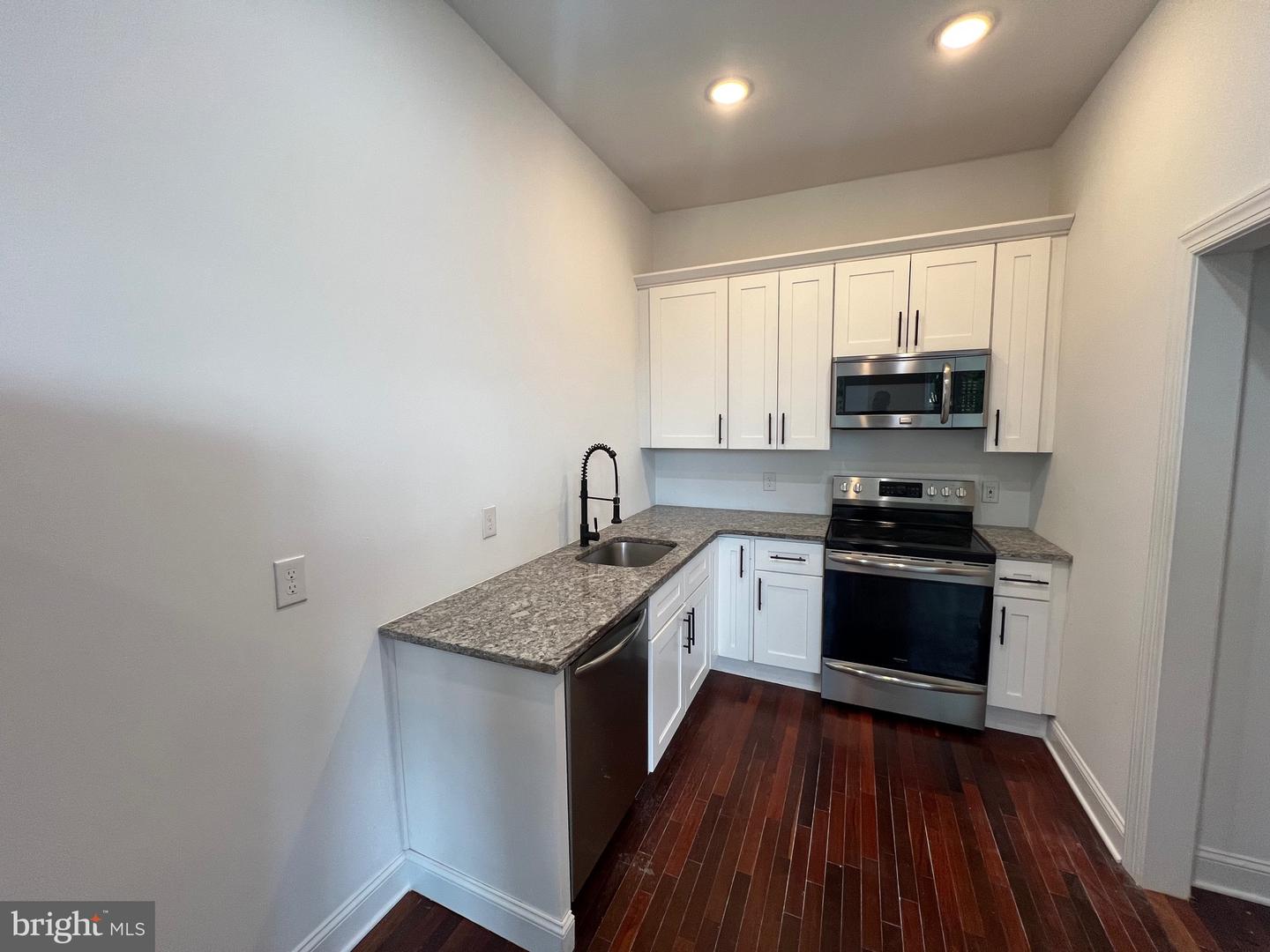 3228 W Diamond St #2 Property Photo 3