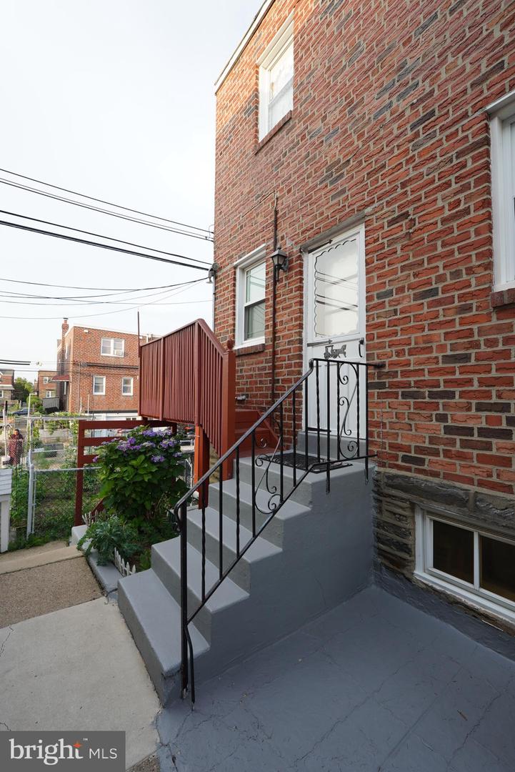 1121 Brighton St Property Photo 5