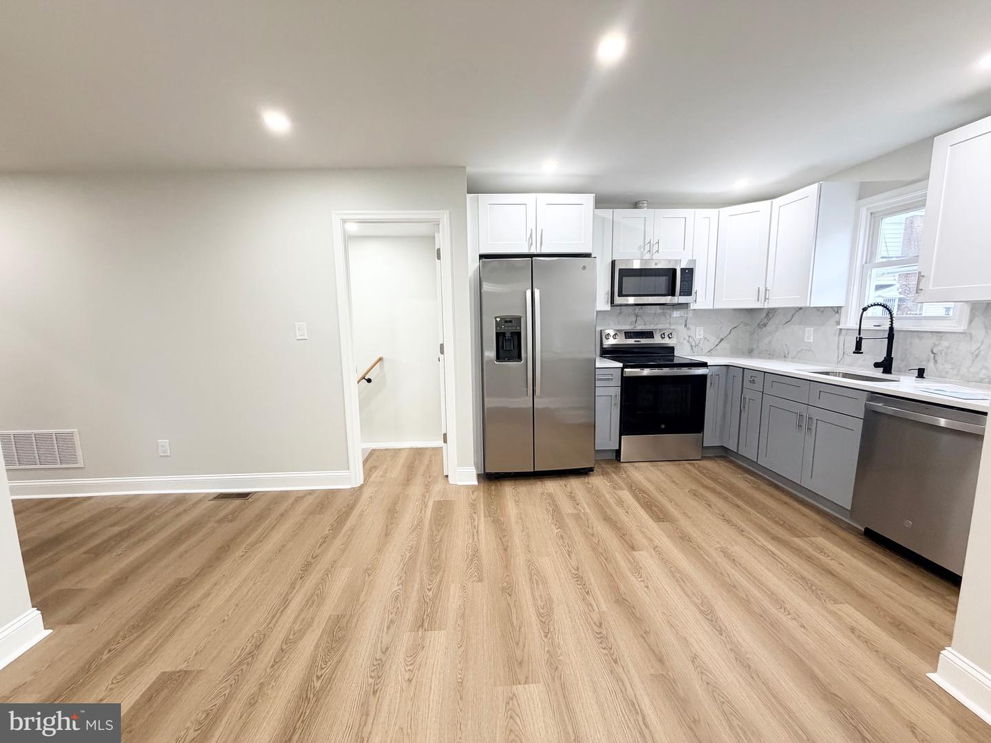 414 Acker St Property Photo 8