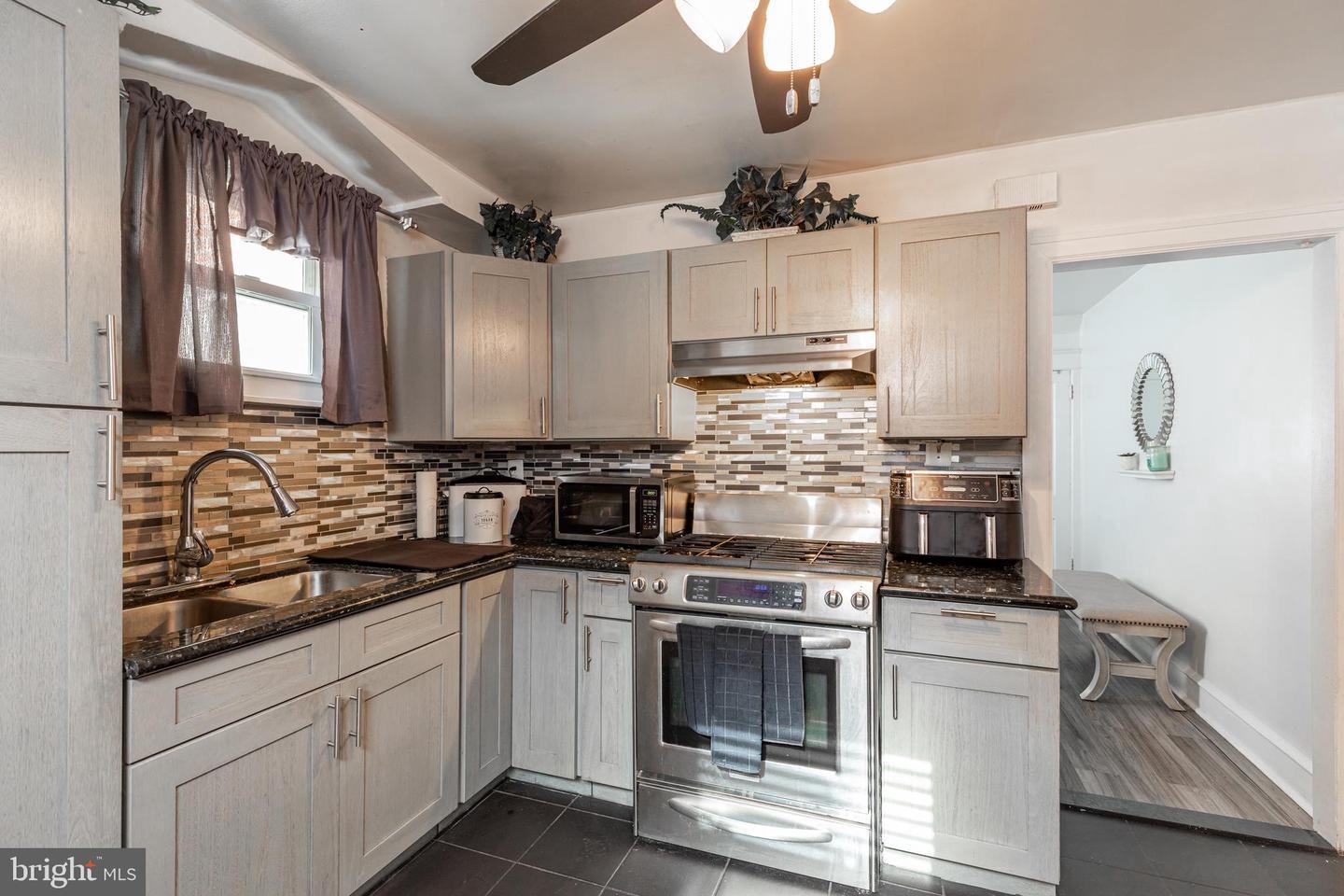 578 Rosalie St #a Property Photo 6