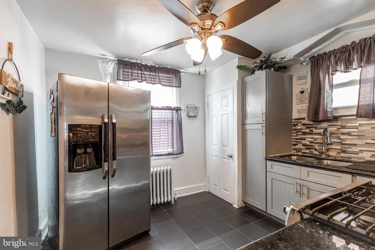 578 Rosalie St #a Property Photo 8