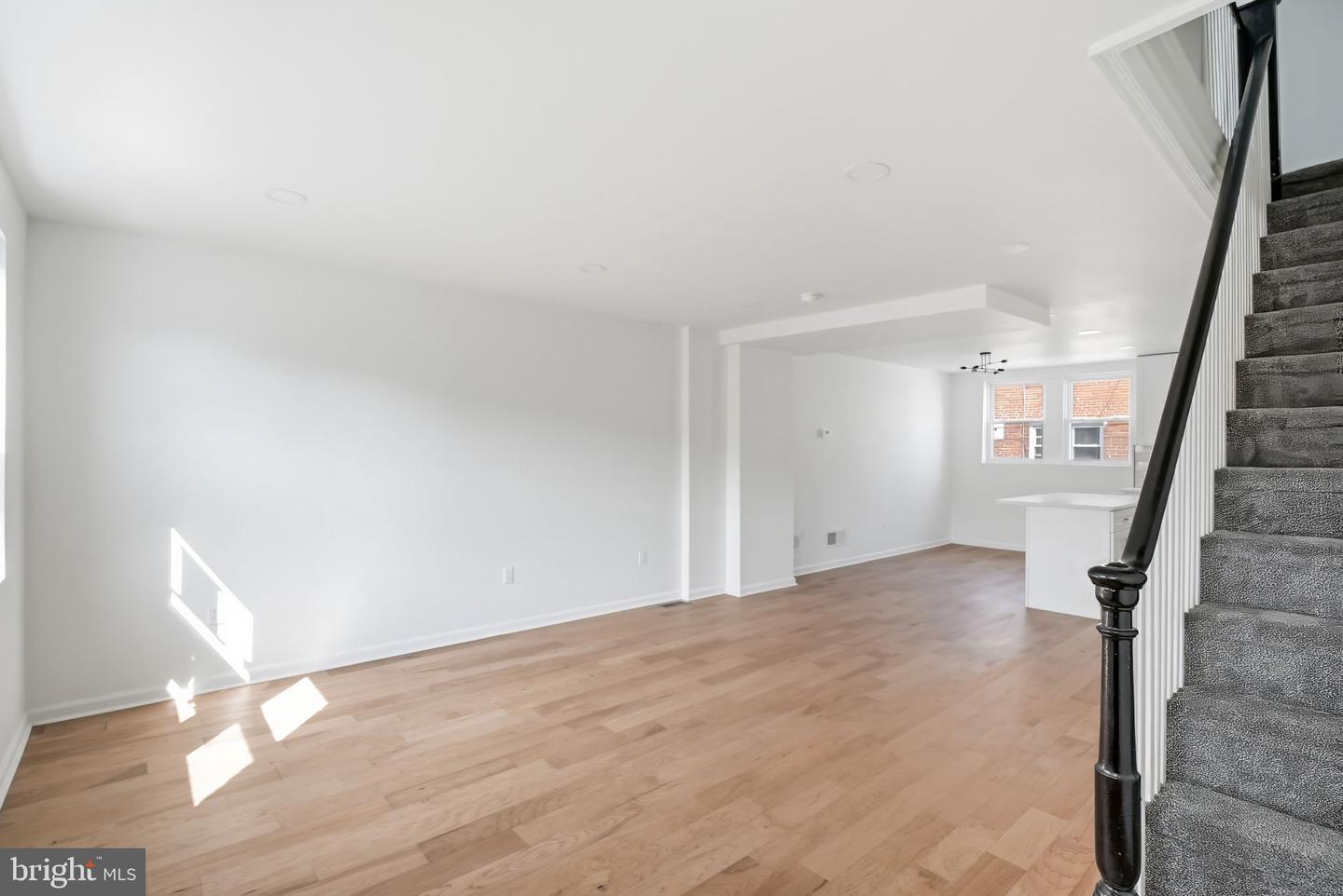 5544-00 Windsor St Property Photo 3