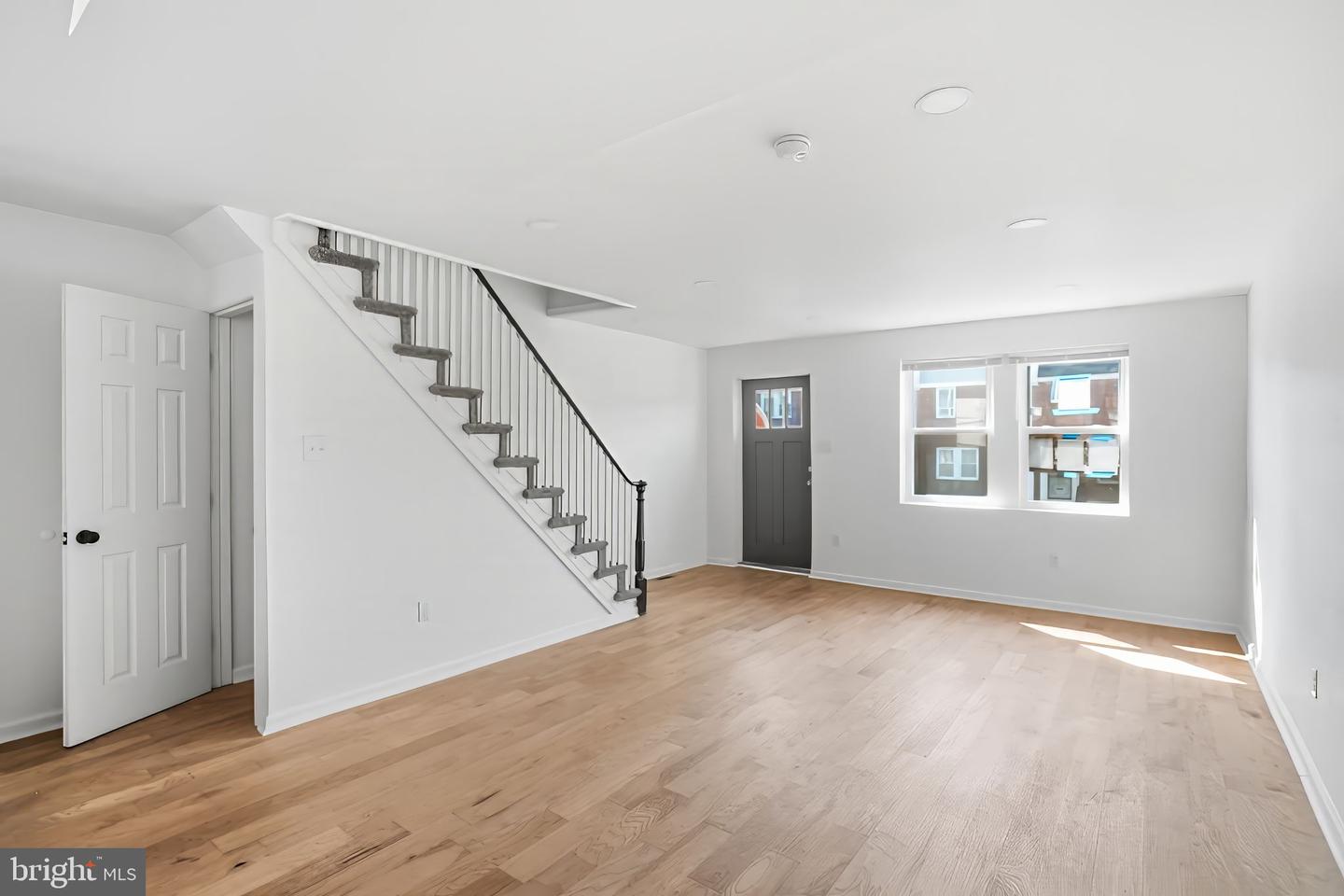 5544-00 Windsor St Property Photo 6