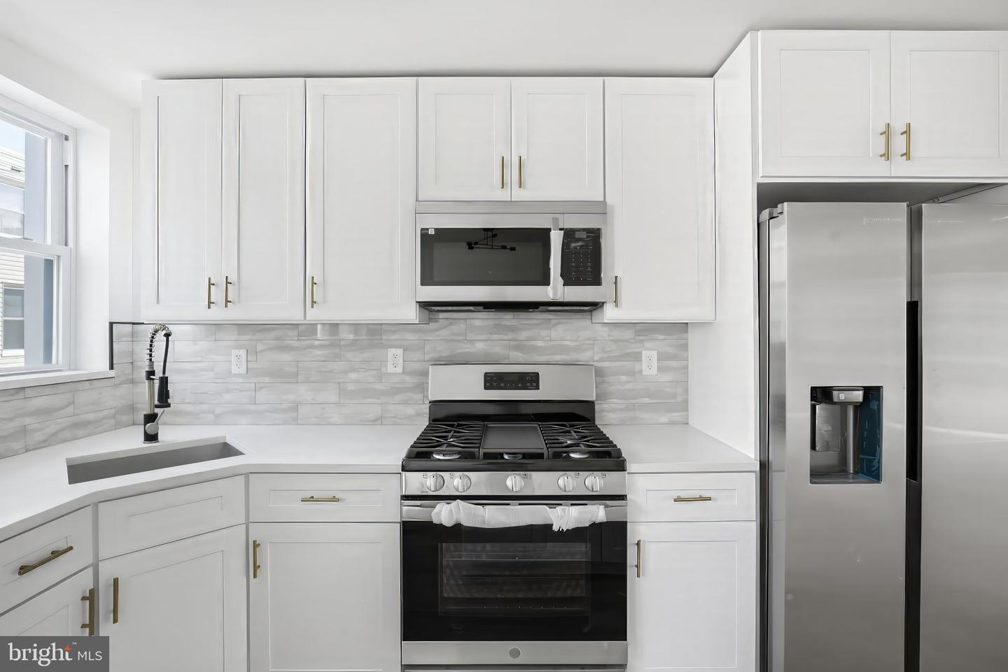 5544-00 Windsor St Property Photo 11