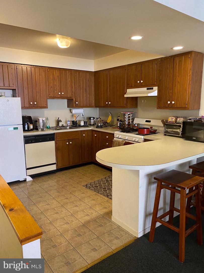 325 S Juniper St #2nd Floor Property Photo 3