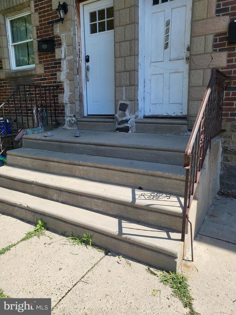 1037 Fanshawe St Property Photo 2