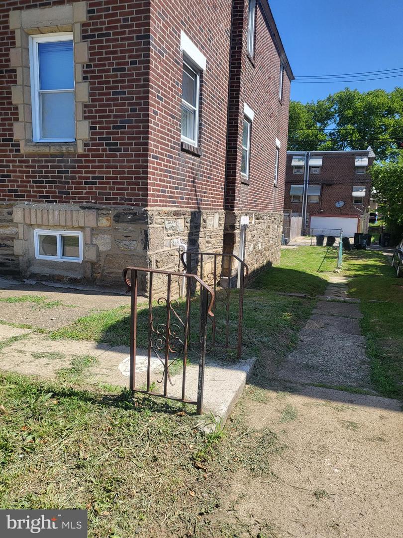 1037 Fanshawe St Property Photo 3