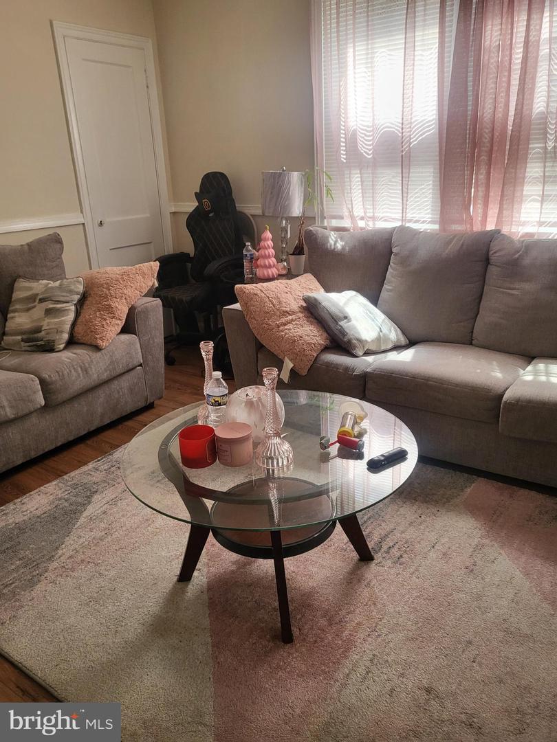 1037 Fanshawe St Property Photo 4