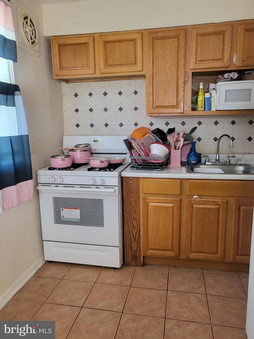 1037 Fanshawe St Property Photo 6