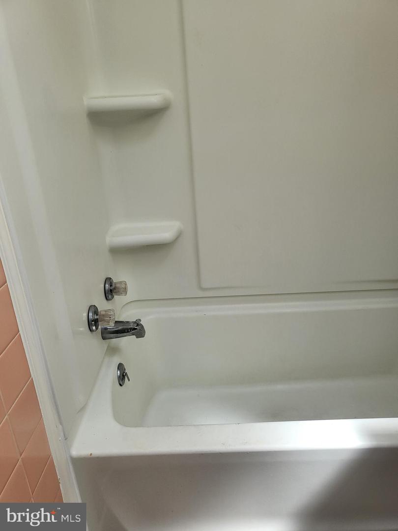 1037 Fanshawe St Property Photo 26