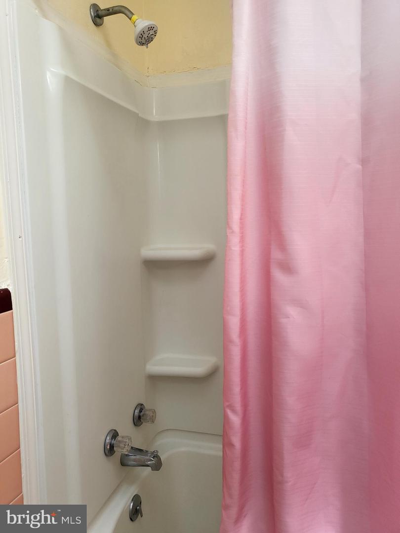 1037 Fanshawe St Property Photo 27