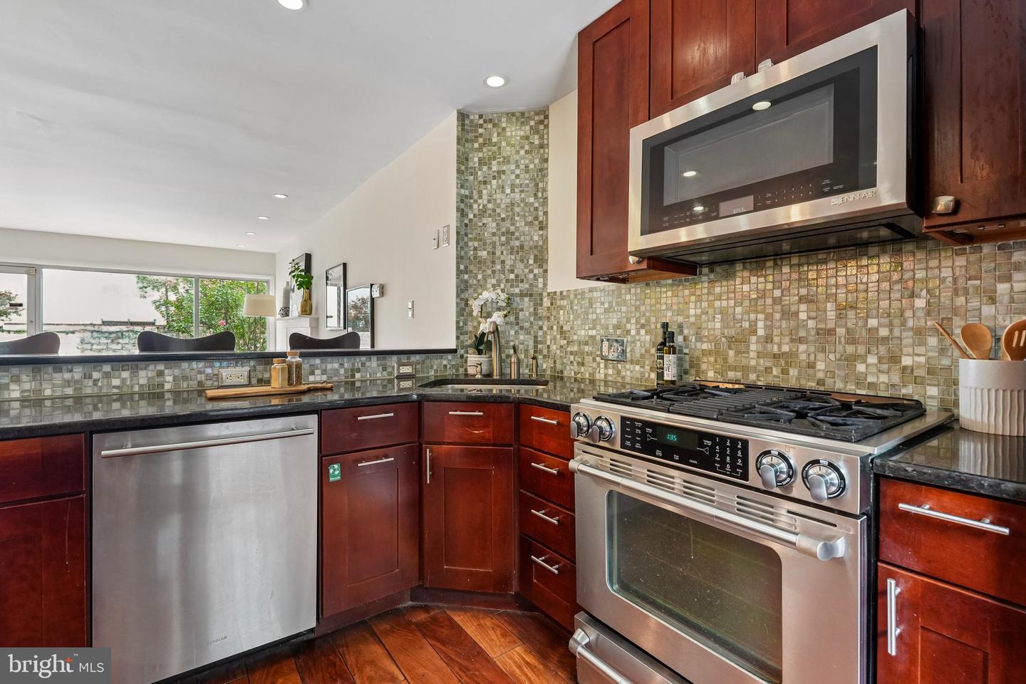 1732 Lombard St Property Photo 9