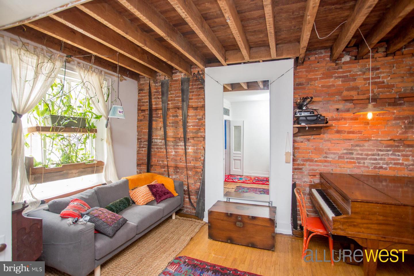 1608 N DOVER ST Property Photo 1