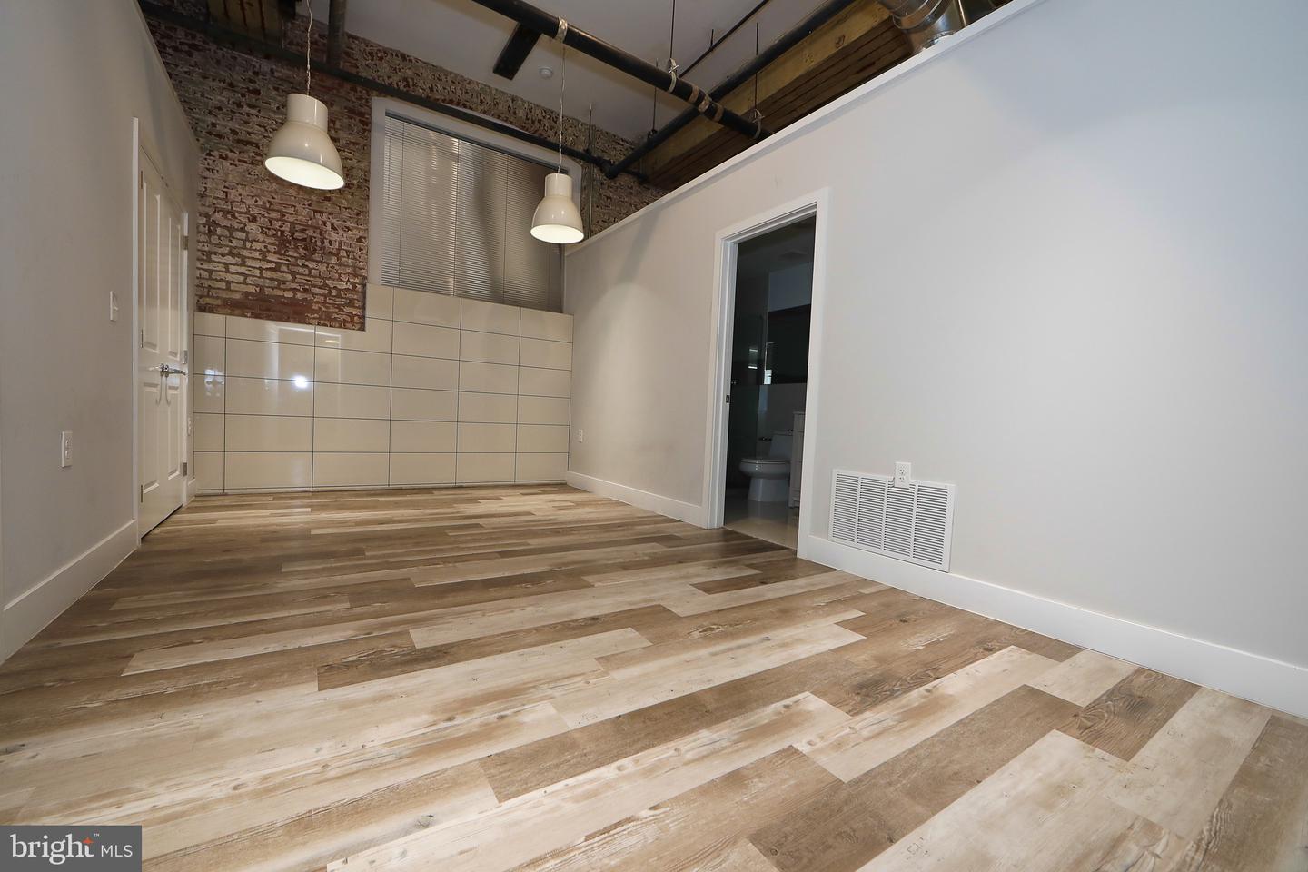 1822 E Glenwood #101 Property Photo 12
