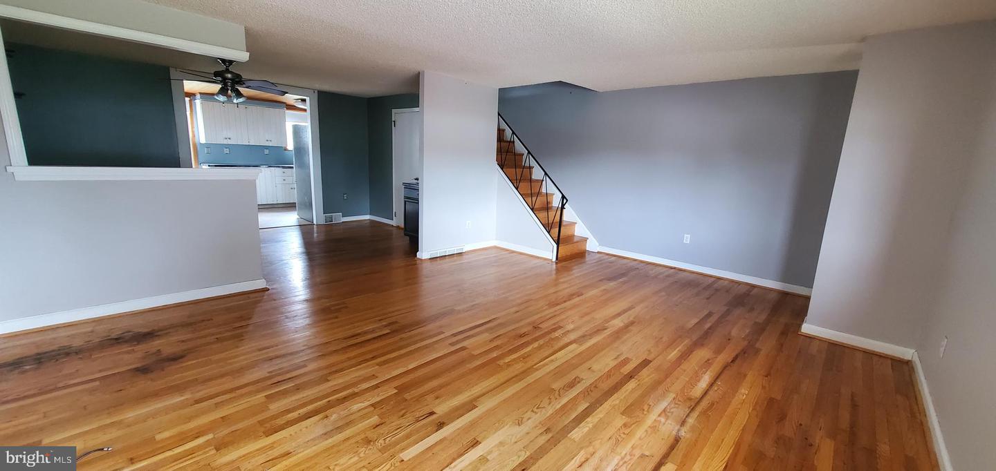 4401 Deerpath Ln Property Photo 5