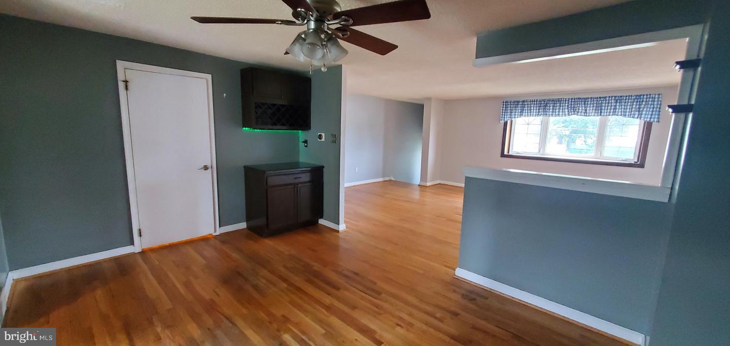 4401 Deerpath Ln Property Photo 6